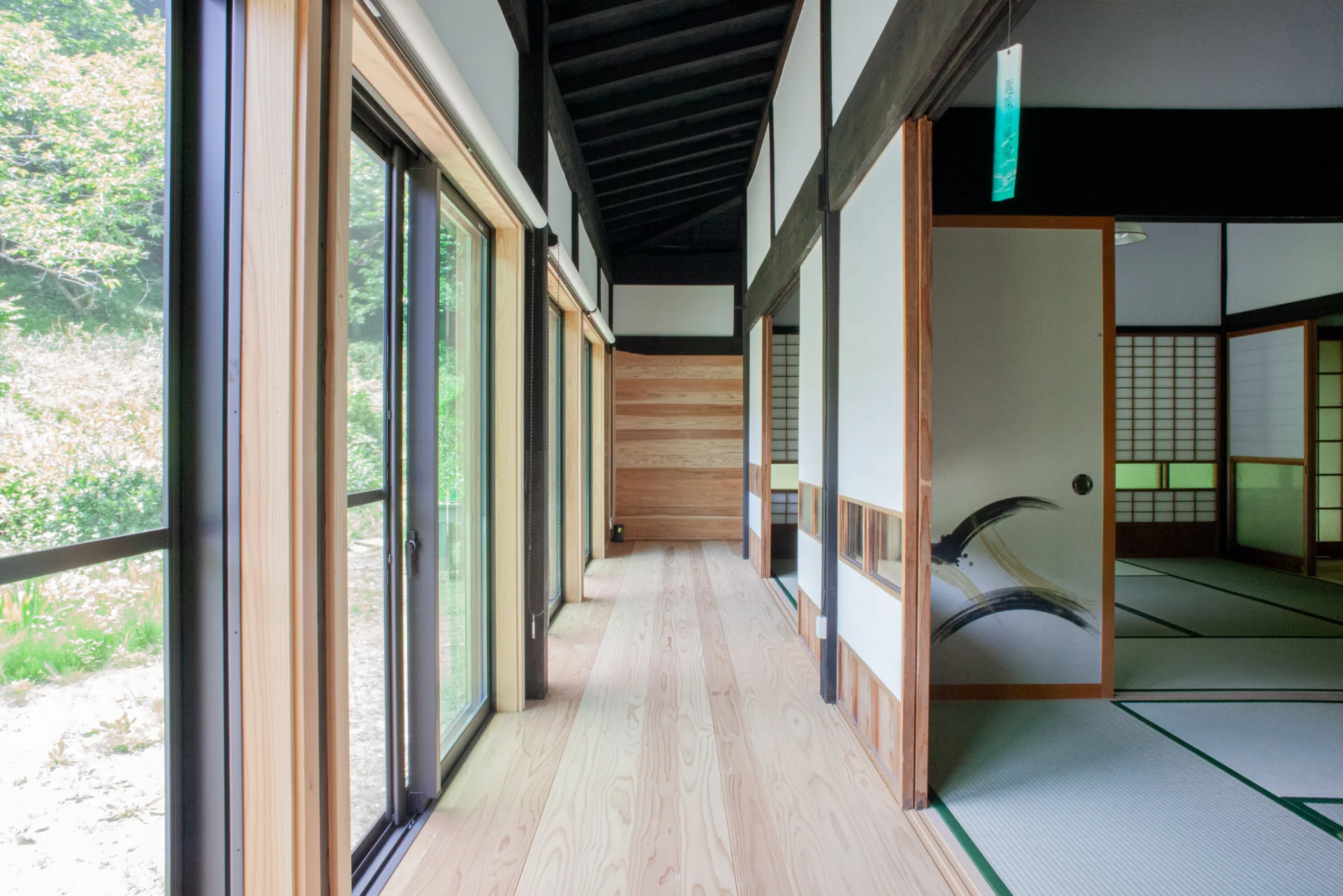 縁側から四季の借景を望む母屋