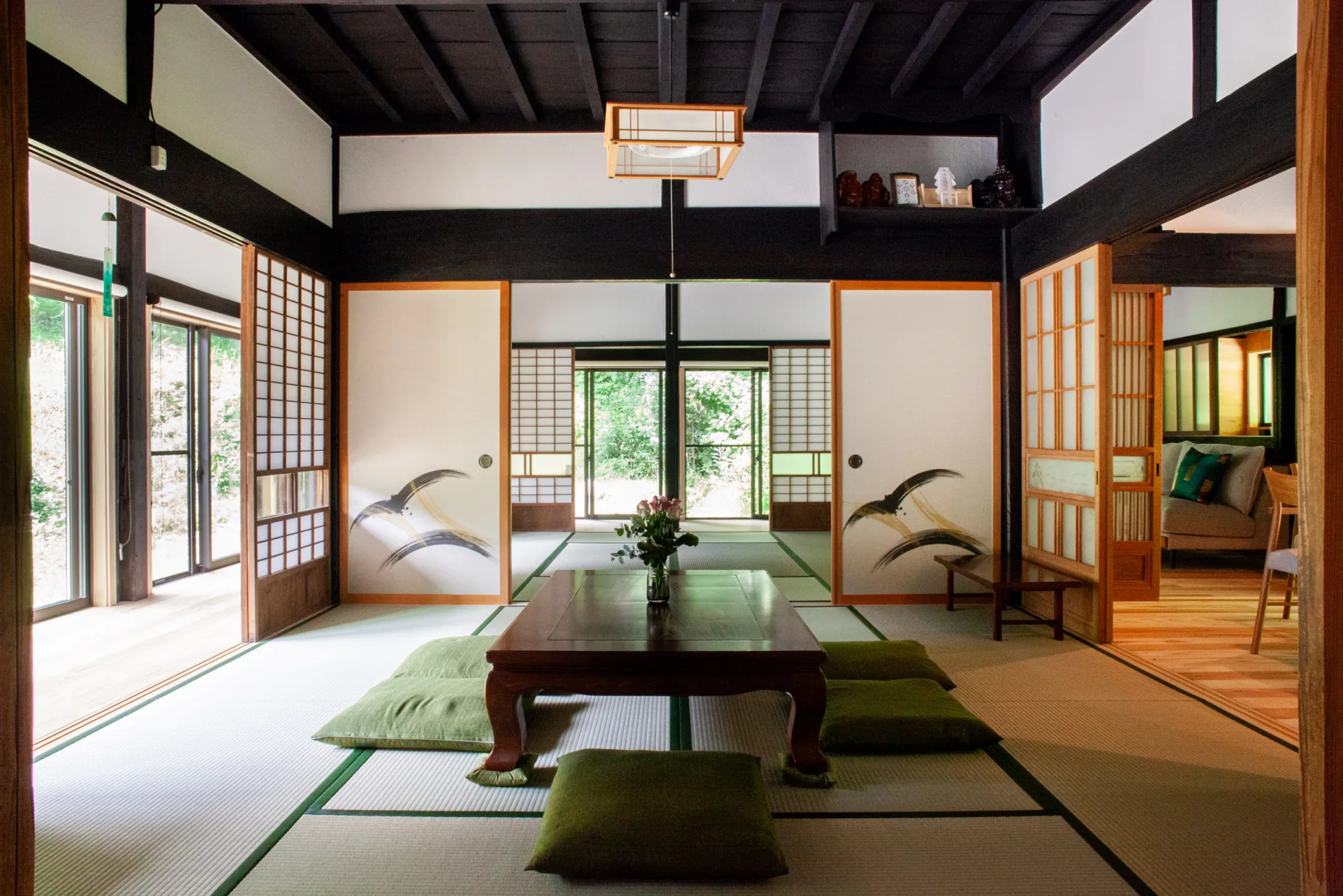 四季の借景を望む母屋の応接室