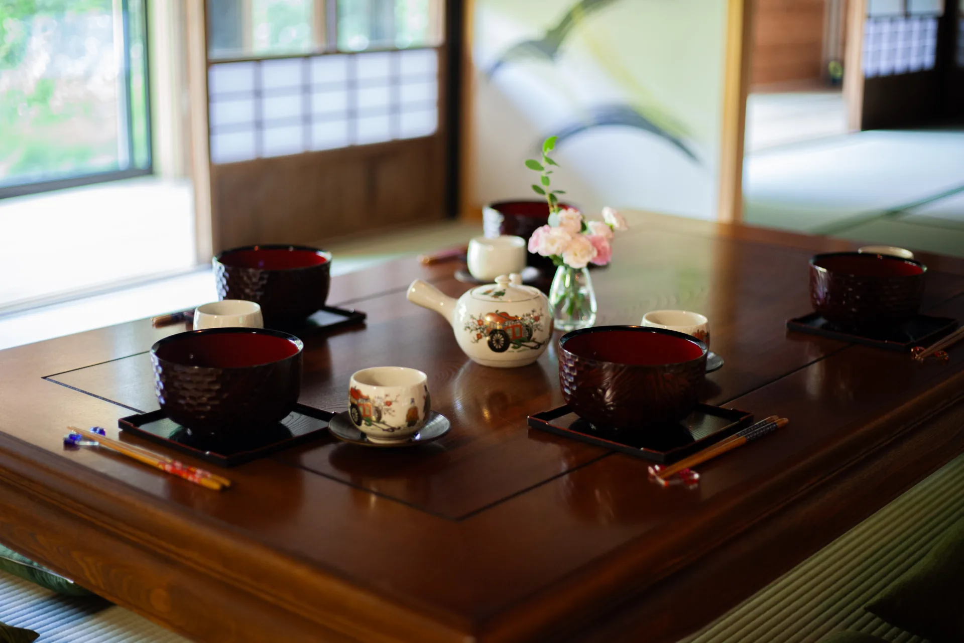 和室の座卓に並ぶ茶器