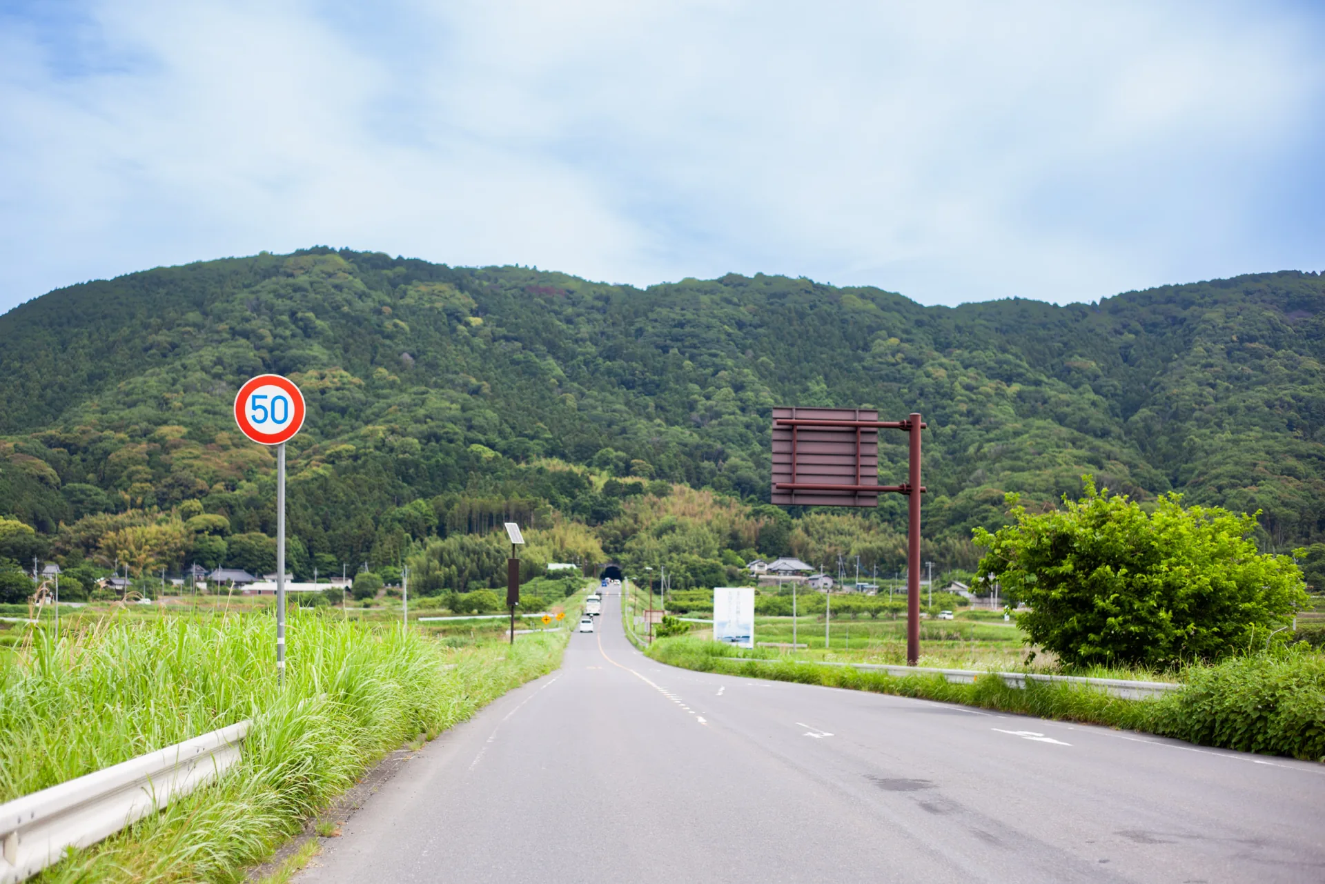 八郷の山並みへ伸びる静かな里山の道